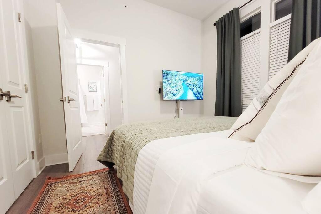 New Stylish Getaway- 5 Mil To Uptown/3 Smart Tvs! Apartment Charlotte Ngoại thất bức ảnh