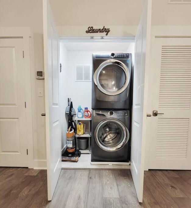 New Stylish Getaway- 5 Mil To Uptown/3 Smart Tvs! Apartment Charlotte Ngoại thất bức ảnh
